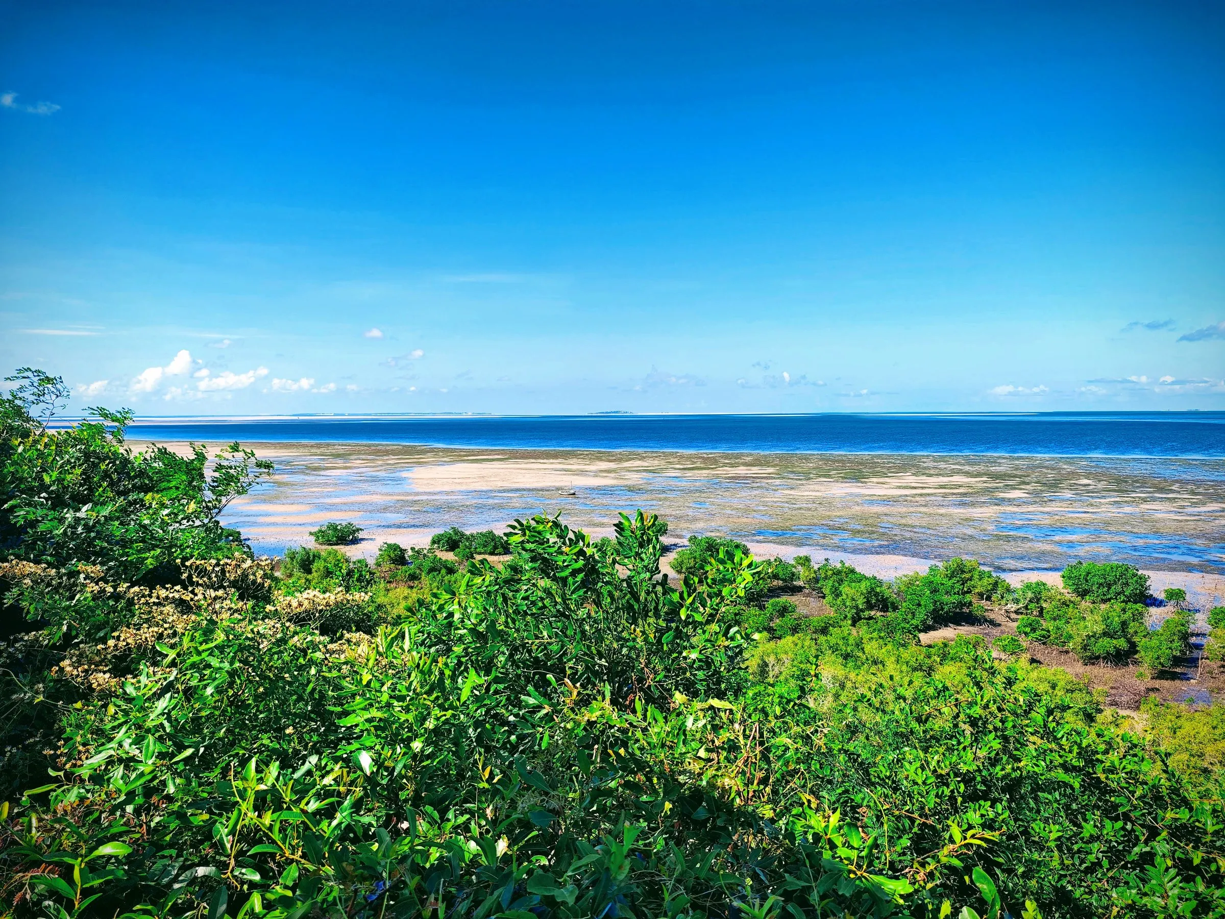 A turquoise coastal lagoon and tidal flats near Vilankulo