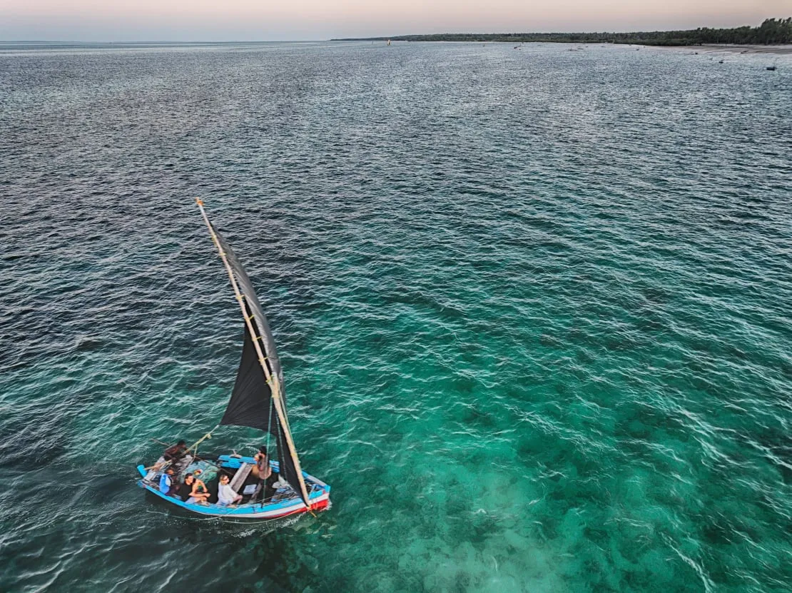 A dhow under sail in the turquoise bay at Vilankulo