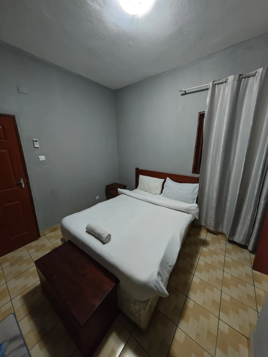 Clean double room with air conditioning at Residencial Duma